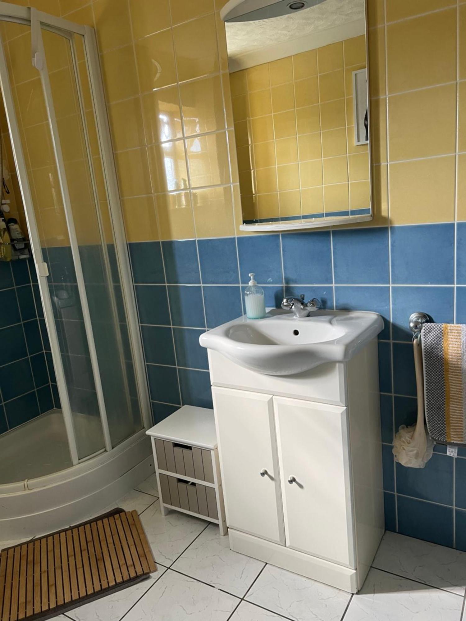 Double At The With Shared Shower Privatunterkunft *