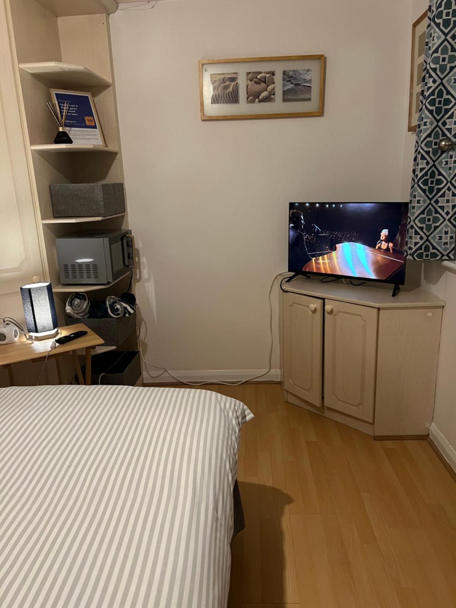 Double At The With Shared Shower * Kettering
